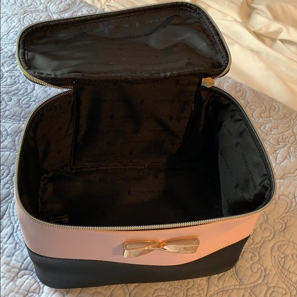 Victoria secret cosmetic travel bag - Picture 3 of 4